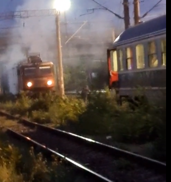 UPDATE - Incendiu la o locomotivă electrică, în Gara de Sud din Ploieşti / Incendul se manifestă cu flacără deschisă şi degajare mare de fum / Nu sunt victime / Precizările CFR - VIDEO
