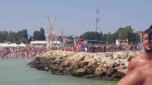 Trupul unuia dintre tinerii dispăruţi în mare la Costineşti a fost găsit între stabilopozi - VIDEO