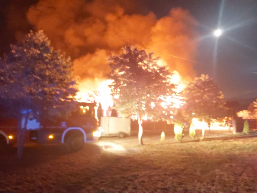 Neamţ: Incendiu puternic la sediul unei firme, focul fiind stins după cinci ore - FOTO