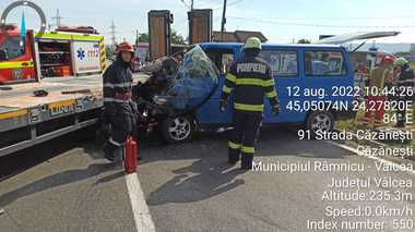 Cinci persoane, între care doi copii, rănite după ce un TIR şi o autoutilitară s-au ciocnit, în judeţul Vâlcea - FOTO, VIDEO