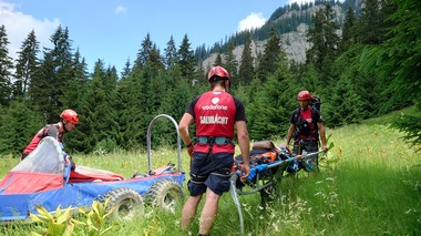 Neamţ: Salvamontiştii intervin pentru salvarea unui turist care a făcut o criză cardiacă la Cabana Dochia / Elicopterul nu poate interveni din cauza norilor 