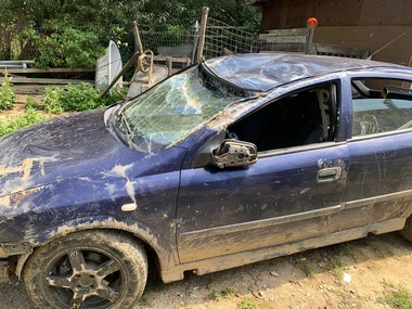 Sălaj: Zeci de focuri de armă pentru oprirea unui bărbat care conducea o maşină / Acesta era băut, nu avea permis, iar maşina avea numere false / Un pasager a fost împuşcat 