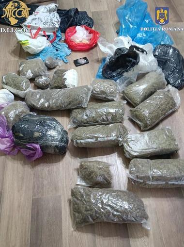 Percheziţii în Bistriţa-Năsăud şi Cluj, la o grupare care se ocupa cu trafic de droguri şi substanţe psihoactive/ Patru persoane, duse la audieri