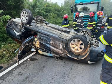 Bacău: Patru persoane au fost rănite, după ce o maşină şi un camion s-au ciocnit / O persoană a fost încarcerată 