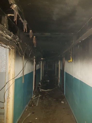 Prahova: Cetăţenii ucraineni evacuaţi din blocul în care a izbucnit un incendiu, în comuna Brazi, s-au mutat la localnici sau au fost preluaţi de o asociaţie - FOTO
