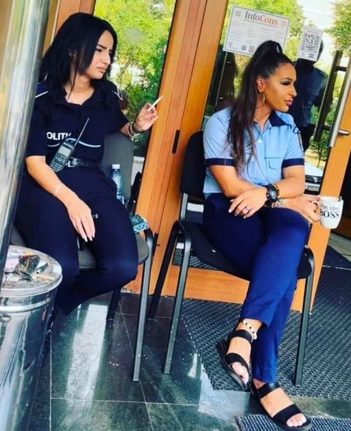Verificări interne ale Poliţiei Capitalei, după apariţia unei fotografii cu două poliţiste la cafea, imagine care a provocat ironii pe Facebook