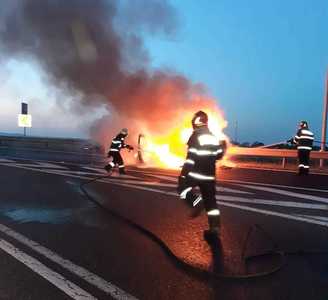 Maşină în flăcări, pe breteaua de acces pe A 3, în apropiere de Turda 