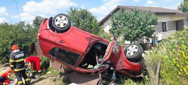 Accident spectaculos în Giurgiu: O maşină s-a răsturnat peste un gard, un stâlp metalic intrând în habitaclu. Tânărul aflat la volan şi pasagera au scăpat cu viaţă - FOTO