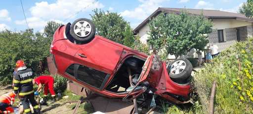 Accident spectaculos în Giurgiu: O maşină s-a răsturnat peste un gard, un stâlp metalic intrând în habitaclu. Tânărul aflat la volan şi pasagera au scăpat cu viaţă - FOTO