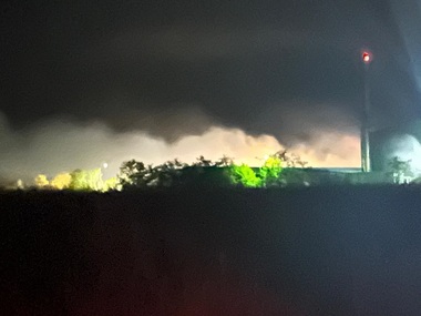 Ialomiţa: Intervenţie de 12 ore a pompierilor pentru stingerea unui incendiu izbucnit la o hală cu deşeuri - FOTO

