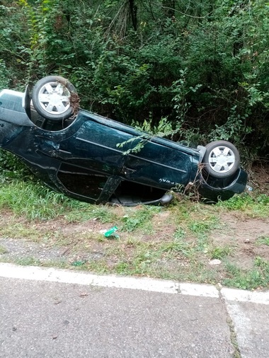 Argeş: Doi răniţi, între care un copil, după ce un autoturism s-a răsturnat - FOTO
