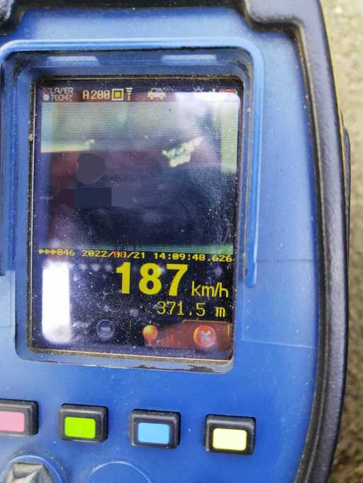Constanţa: Şofer depistat cu viteza de 187 km/h pe Autostrada A2 / El a fost amendat cu aproape 2.000 de lei şi a rămas fără permis pentru 4 luni/  Bărbatul a povestit poliţiştilor că este pilot - VIDEO