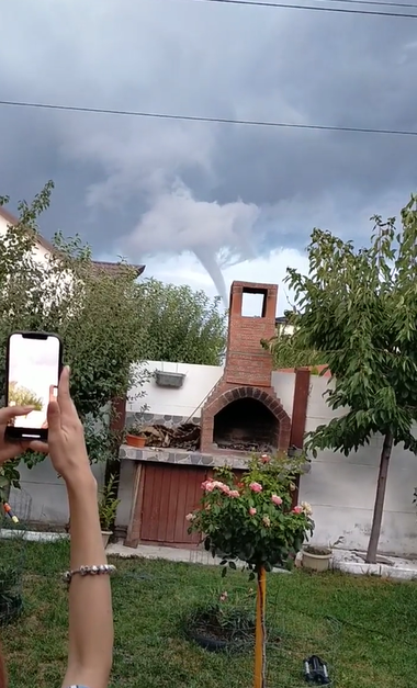 Tornadă în judeţul Dolj, duminică seară. Martorii au postat imagini pe reţelele de socializare - VIDEO
