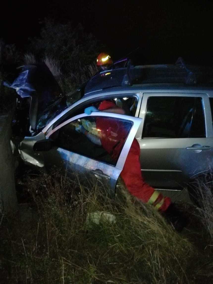 Argeş: Trei răniţi, duşi la spital după ce autoturismul în care se aflau s-a izbit de un cap de pod