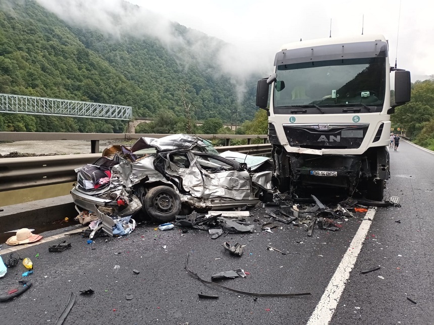 Sibiu: Trei persoane, între care un copil de un an şi trei luni, moarte după autoturismul în care se aflau a intrat într-un TIR - FOTO
