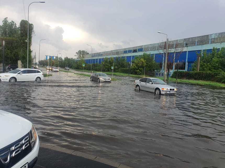 Buzău: Subsolurile unor instituţii publice, inundate în urma unei ploi puternice/ Trafic îngreunat pe mai multe străzi, din cauza apei acumulate - FOTO, VIDEO