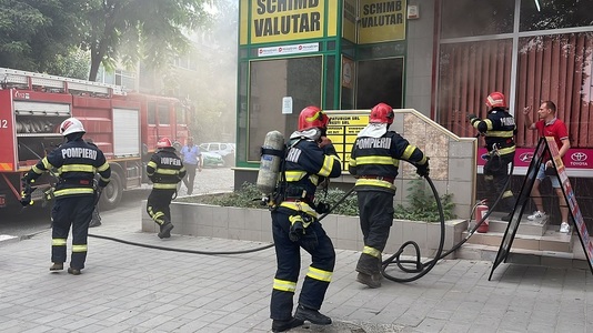 Tulcea: Incendiu la o casă de schimb valutar, aflată la parterul unui bloc - FOTO

