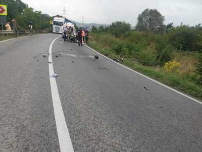 Grav accident rutier pe DN 1A, în Prahova - un motociclist a rămas fără un picior după ce s-a izbit violent de un TIR