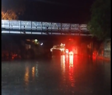 Patru autovehicule, între care un microbuz cu pasageri, au rămas blocate într-un pasaj, la Târgovişte, din cauza ploii torenţiale - VIDEO