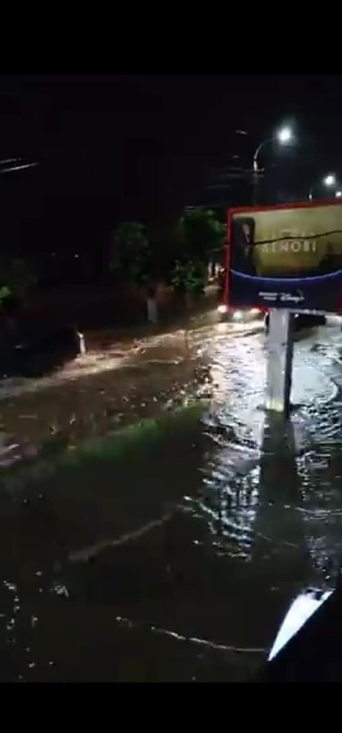 Ruperi de nori în mai multe zone din Prahova. La Sinaia, pompierii au intervenit pentru evacuarea apei; în Buşteni, canalizarea nu a făcut faţă debitului ploii