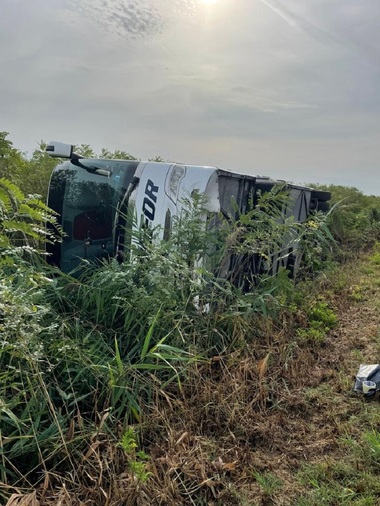 Dâmboviţa - Autocar răsturnat pe A1 - două persoane sunt rănite - FOTO