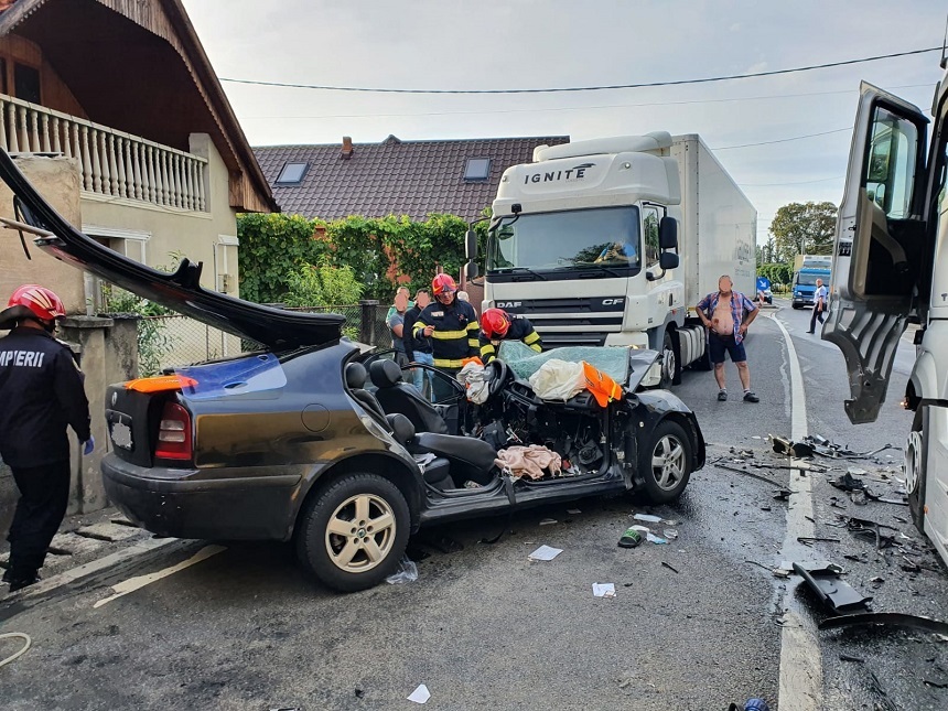 Bihor: Două persoane au murit după ce maşina în care se aflau a intrat într-un TIR - FOTO
