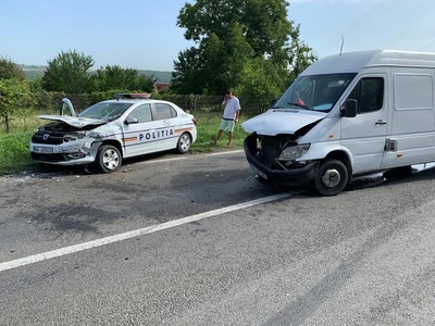 Buzău - Poliţişti răniţi după ce autospeciala în care se aflau a fost lovită de un alt vehicul - FOTO