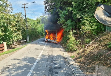 Bistriţa-Năsăud: Un autobuz cu pasageri a luat foc şi a ars în totalitate, oamenii au reuşit să se evacueze, nefiind înregistrate victime
