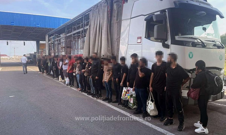 Arad: 35 de migranţi, ascunşi într-un TIR încărcat cu mobilă, încercau să ajungă ilegal în Spaţiul Schengen - FOTO
