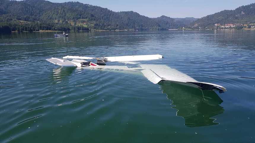 UPDATE Bistriţa-Năsăud: Avion uşor cu două persoane la bord, căzut în lacul Colibiţa / Pilotul, în vârstă de aproximativ 65 de ani, a murit, după manevre repetate de resuscitare - FOTO, VIDEO