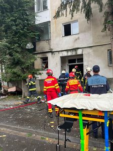Explozie urmată de incendiu, într-un apartament situat la parterul unui bloc din Târgu Mureş/ Un bărbat a suferit arsuri, iar alte 12 persoane au fost evacuate - FOTO, VIDEO