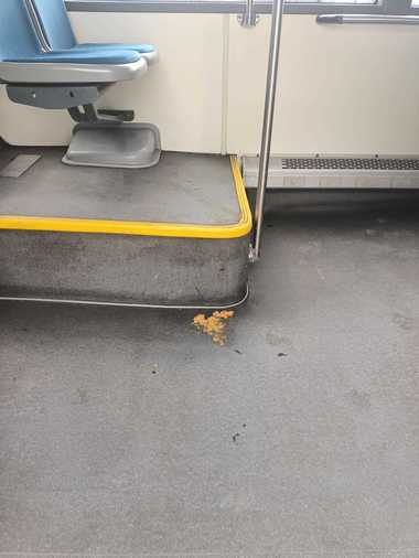 Braşov: Fecale printre călători, într-un autobuz al regiei de transport în comun. Oficialii companiei fac apel la călători ”să respecte măcar cele mai elementare norme de civilizaţie”