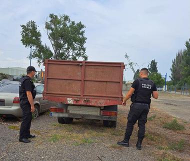 Constanţa: O autoutilitară care transporta deşeuri rezultate de la biserica distrusă în incendiu a fost confiscată de poliţiştii locali/ Acestea erau aruncate pe un teren viran