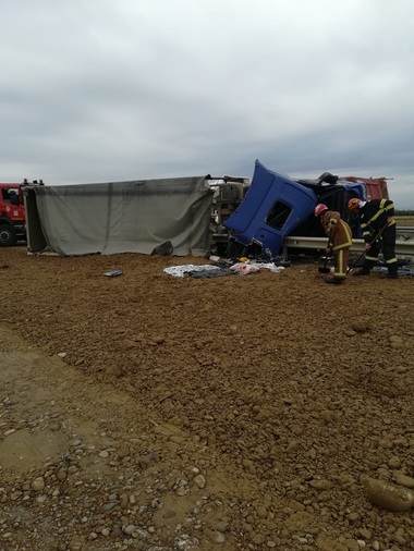 UPDATE - Trafic blocat şi coadă de maşini de 3 km pe A3, sensul spre Bucureşti, după ce un autotren cu pământ s-a răsturnat - FOTO