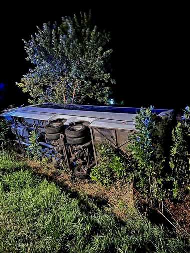Giurgiu: Accident între un autobuz şi un microbuz de transport persoane. 37 de oameni implicaţi, doi primind ajutor medical - FOTO