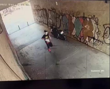 Poliţia Capitalei solicită sprijin pentru identificarea unui bărbat care a tâlhărit o femeie în zona unui bloc din Sectorul 1 - FOTO