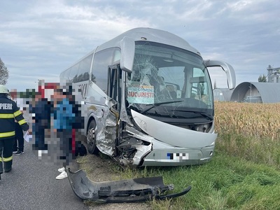 Bacău: Accident între autocar în care se aflau 29 de persoane şi o autoutilitară - FOTO
