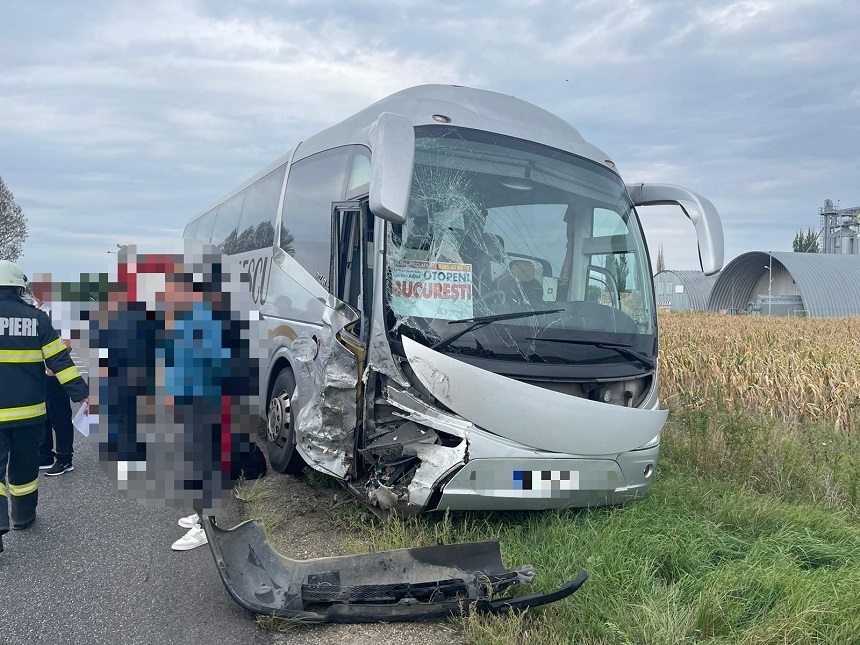 Bacău: Accident între autocar în care se aflau 29 de persoane şi o autoutilitară - FOTO
