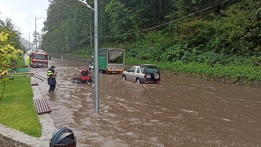 DN 7, inundat vineri după amiază în zona localităţii Călimăneşti din judeţul Vâlcea, aflat sub avertizare Cod roşu de ploi - FOTO
