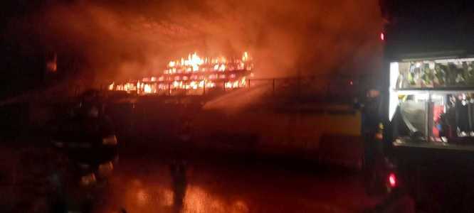 Ialomiţa: Incendiu la tribuna oficială a Stadionului Municipal din Slobozia / Cauza probabilă - trăsnet  - FOTO