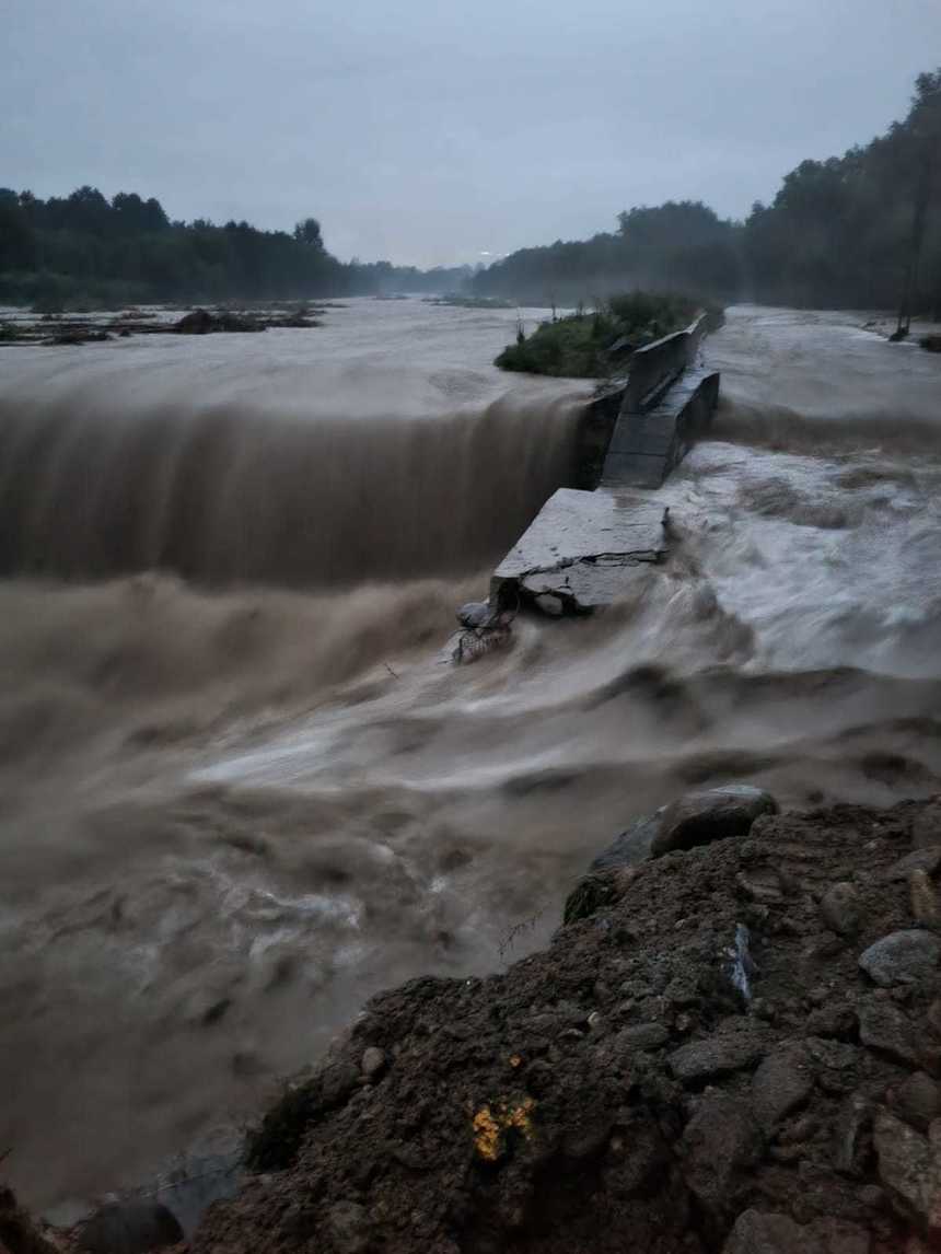 Intervenţie a Administraţiei Bazinale de Apă Jiu, după ce râul Gilort a ieşit din albie - FOTO