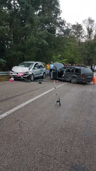 Constanţa: Zece persoane, între care trei copii, rănite într-un accident rutier pe DN 3/ O femeie a murit, celelalte nouă persoane fiind transportate la spital/ Traficul este blocat complet