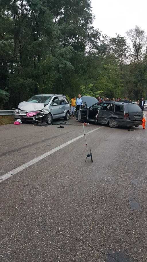 Constanţa: Zece persoane, între care trei copii, rănite într-un accident rutier pe DN 3/ O femeie a murit, celelalte nouă persoane fiind transportate la spital/ Traficul este blocat complet