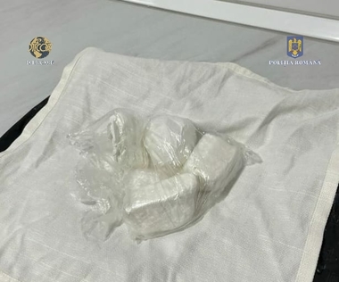Un bărbat şi o femeie, arestaţi preventiv după ce ar fi vândut cocaină unor consumatori din Bucureşti şi din judeţul Olt