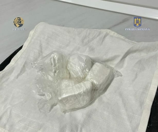 Un bărbat şi o femeie, arestaţi preventiv după ce ar fi vândut cocaină unor consumatori din Bucureşti şi din judeţul Olt