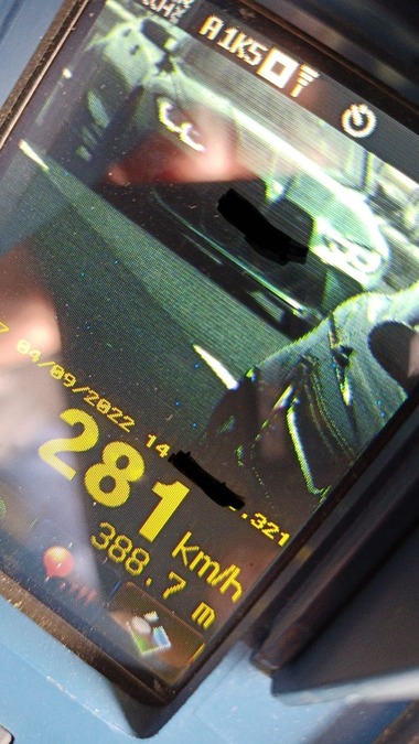 Cetăţean ceh, prins conducând o maşină cu 281km / oră pe autostrada A1, cea mai mare valoare înregistrată de radar anul acesta / A rămas fără permis 120 de zile şi a fost amendat cu 2.900 lei 