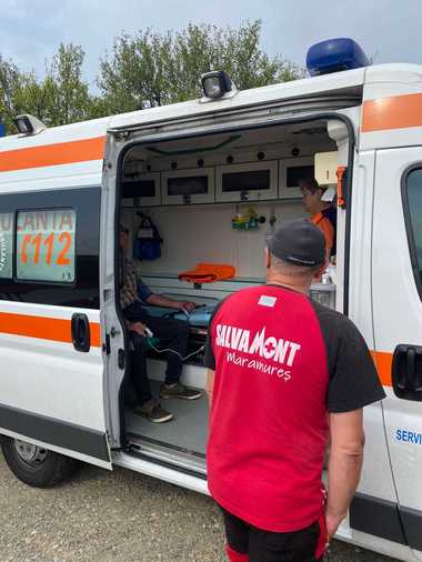 Maramureş: Salvamontiştii au intervenit pentru a ajuta un bărbat care a plecat la cules de ciuperci în pădure şi a căzut într-o râpă