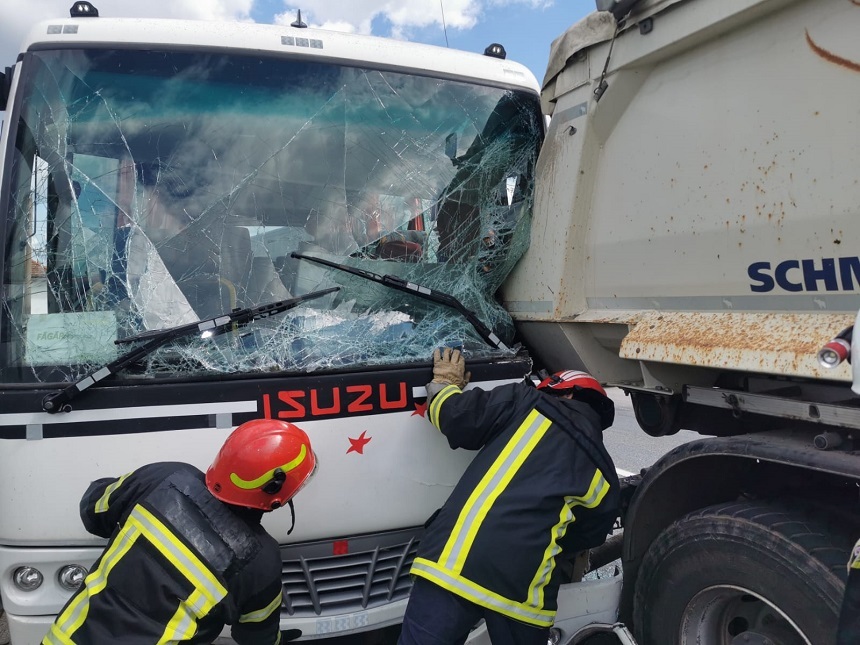 UPDATE - Braşov: Autocar în care se aflau 17 copii, implicat într-un accident rutier. Un adolescent de 16 ani a fost transportat la spital - FOTO
