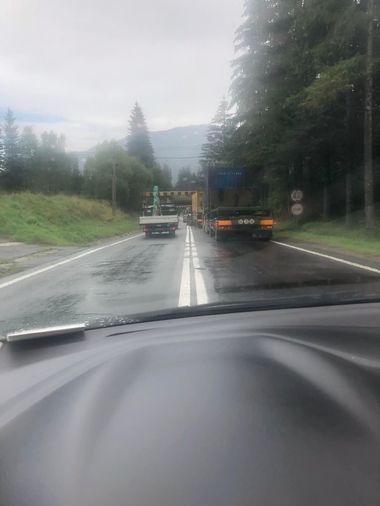 Trafic îngreunat pe DN 1, între Sinaia şi Braşov, după ce un camion militar nu a putut trece de o poartă de gabarit