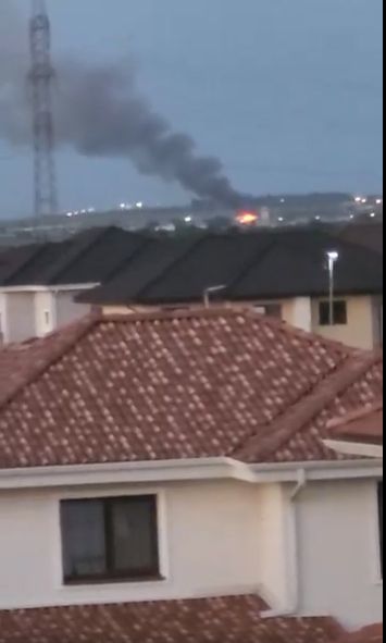 Incendiu la un depozit de mobilă de lângă Timişoara / Fumul poate fi observat de la 10 kilometri